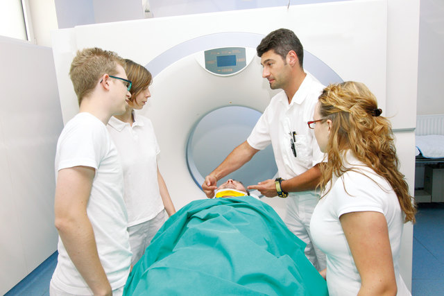 Die hochtechnischen Geräten in der Radiologie-Technologie verunsichern ältere Menschen oft. | Foto: FH Gesundheitsberufe OÖ
