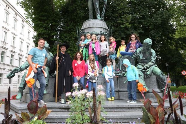 Beim Werndl-Denkmal in Steyr.