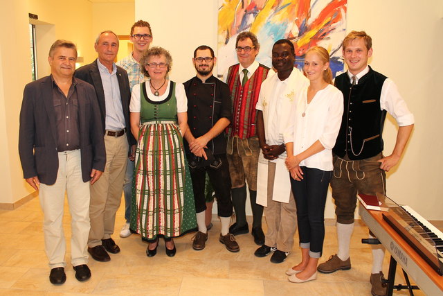 Josefa und Martin Pack im Kreis ihrer Kinder David, Johannes und Martin und mit Ehrengästen.