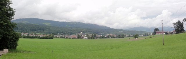 eine etwas andere Ansicht von Thalgau vom Ufer das Steinbachls in Leithen