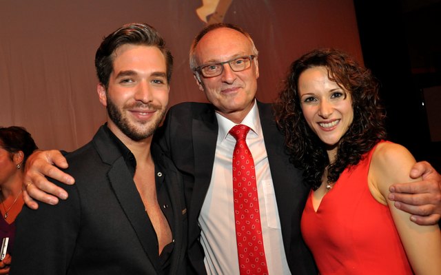 Intendant Johann Kropfreiter inmitten seiner beiden Hauptdarsteller Riccardo Greco und Fabiana Denicolo.