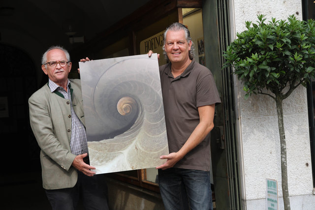 Kurator Heribert Hillebrand und Alexander Thomele mit einem seiner künstlerischen Landschaftsbilder. | Foto: Geiring