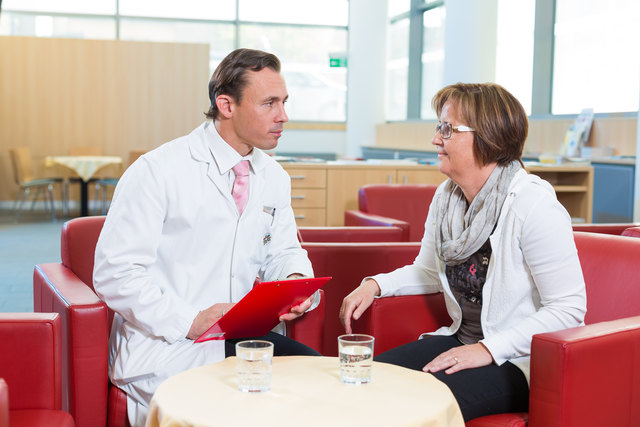 Arzt Florian Fitzal im Gespräch mit einer Patientin. | Foto: Werner Harrer