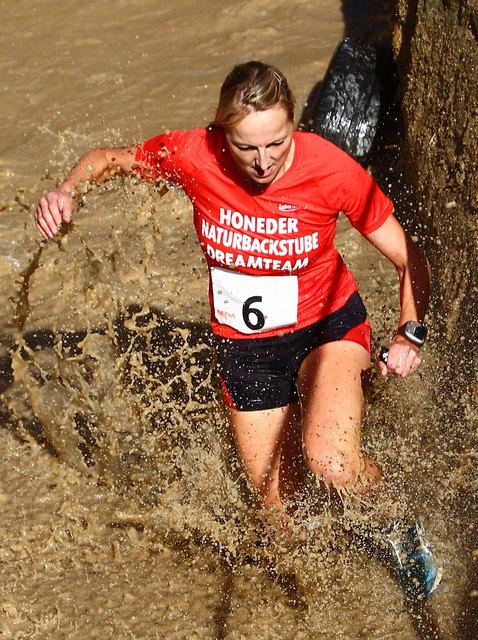 Ein brutaler Test für Körper und Geist. Wer nach diesem Lauf durch Schlammgruben, über Schneefelder und viele Kletterhindernisse noch nicht von oben bis unten mit Dreck bespritzt ist, hat unterwegs geschummelt. Zimperliche laufen beim härtesten Lauf der Alpen nicht mit