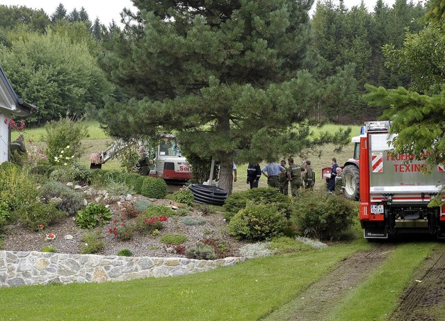 In Texing wurde ein Mann in einer Künette von herabfallendem Erdreich verschüttet. Baggerfahrer leisteten Hilfe.