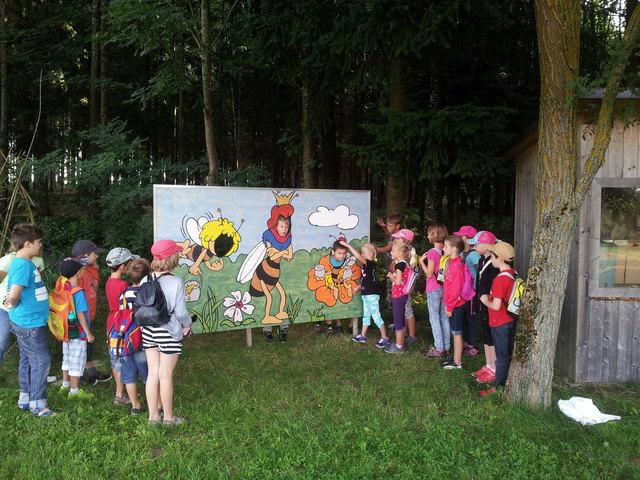 Im Naturpark durften Kinder am „Tag beim Imker“ in Scharten eine neue Tafel beim Bienenerlebnisweg enthüllen.