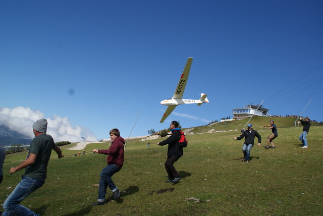 Mittels Gummiseil und einer zugkräftigen Mannschaft von 20 so genannten "Gummihunden" wird ein einsitziger Segelflug-Oldtimer spektakulär vom Berghang in die Luft katapultiert. | Foto: Larcher