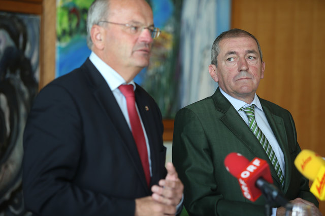 Aufsichtsratsvorsitzender Christian Struber und der stellv. Aufsichtsratsvorsitzende Bgm. Heinz Schaden bei der Pressekonferenz der Salzburg AG. | Foto: Franz Neumayr