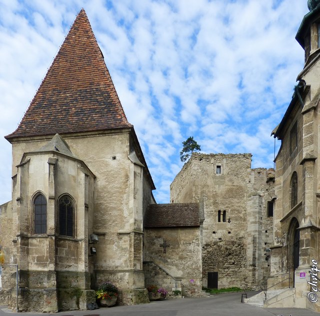 Die Burg Perchtoldsdorf ist eine Turmburg in Ortslage und liegt direkt im gleichnamigen Markt Perchtoldsdorf im Bezirk Mödling in Niederösterreich an der Wiener Stadtgrenze