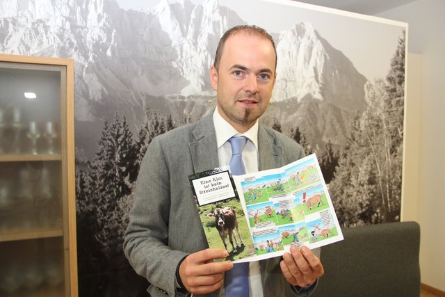 LK-Präsident Josef Hechenberger präsentiert den Informationsfolder mit Empfehlungen, wie man sich auf Almen bei Begegnungen mit Weidetieren richtig verhält. | Foto: LK Tirol/Schießling