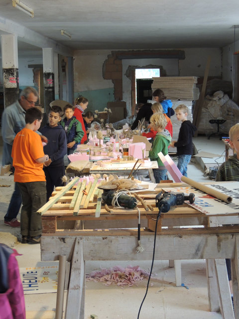 Die Sommerakademie Werkstart lädt Schüler dazu ein, kreativ zu sein und künstlerische Techniken zu erproben.