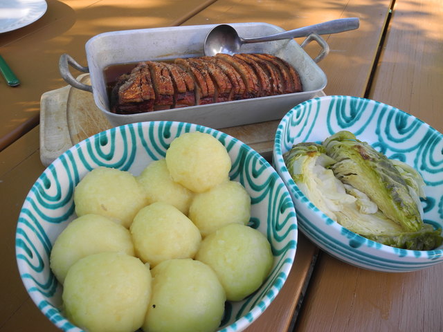 Schweinsbraten mit Erdäpfelknödel und Stöcklkraut eine Spezialität des Hauses