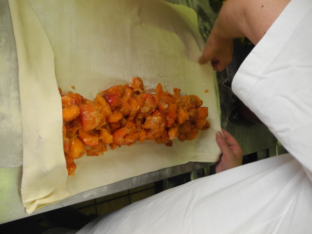 Marillenstrudel werden vorbereitet und zum Verkauf gerichtet