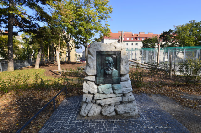 Denkmal Alois Rohrauer (1843 bis 1923) im Rohrauerpark Rudolfsheim-Fünfhaus. Seit der Neuerrichtung des Parks steht das Denkmal in dessen Mitte. Vorher war es leider in einem Gebüsch versteckt.