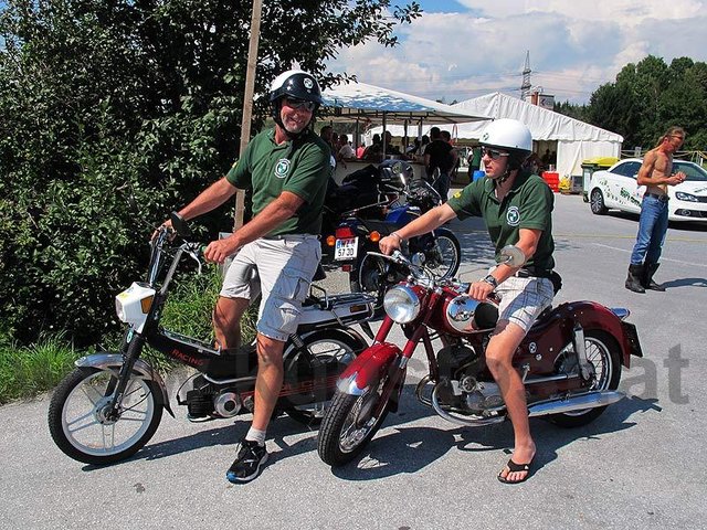 Mofa trifft Motorrad-Klassiker: Fans in einer Puch-Familienaufstellung (Naja, über das Schuhwerk müßte man reden.)