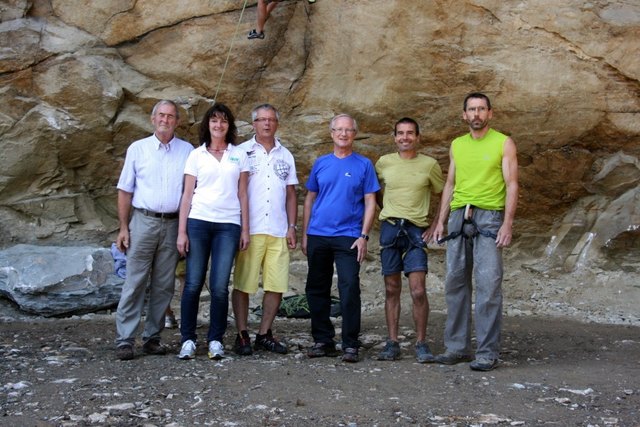 Bürgermeister Karl Berger, Alpenverein St. Veit Obfrau Eva Schmid, Amtsleiter Günter Spendier, Vorsitzender des AV Kärnten Karl Selden und die beiden Erschließer des Felsens Erwin Weißmann und Dietmar Masten