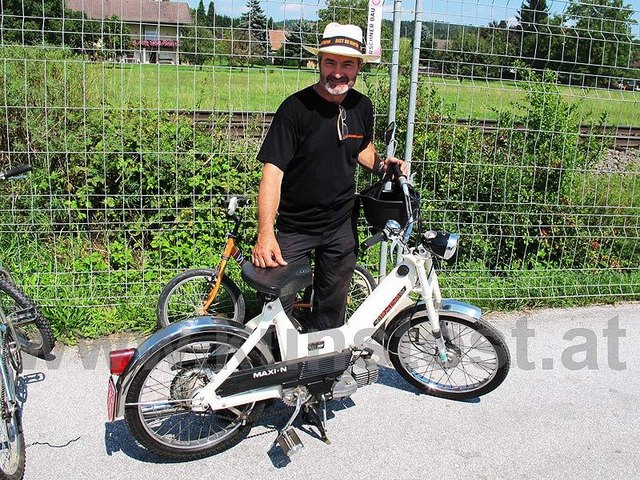 Franz Pollhammer, Clubobmann von „Bist du Moped“, an einem Maxi N mit starrem Heck, der ersten Maxi-Bauart