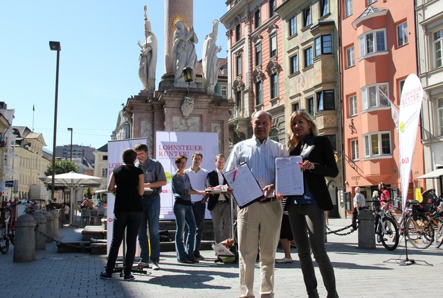 Unterschriftensammlung der ÖGB bei der Annasäule | Foto: Fotos: ÖGB Tirol/Praxmarer