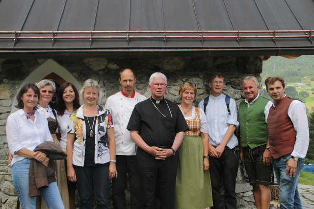 Susanna Vötter-Dankl (Tauriska), Inge Unterrassner (GH Friedburg), Ingrid Maier-Schöppl (TVB), Dr. Ernestine Hutter (Kunsthistorikerin), Norbert Unterrassner (GHFriedburg), Erzbischof Dr. Franz Lackner, Margarita Kaiser (Katholische Frauenschaft Neukirchen), Pfarrer Mag. Helmut Friembichler, Bgm. Peter Nindl und Christian Vötter (TAURISKA). | Foto: Ruben Weyringer