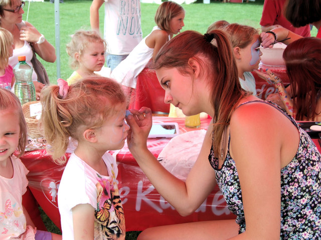 Beim Familienfest der Arbeiterkammer am Samstag in Schwarzenau wurde besonders den Kindern viel Unterhaltung geboten. Am Stand der Kinderfreunde konnten sie ihre Gesichter fantasievoll von Michele Kloiber und Jennifer Hammerl (Bild) schminken lassen. | Foto: kuli