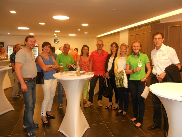 Die Gruppe der Heimatbühne Kirchdorf um Obmann Rudi Krauße (Mitte) war vom Sommertheater in Kitzbühel vollauf begeistert. | Foto: Foto: Schwaiger