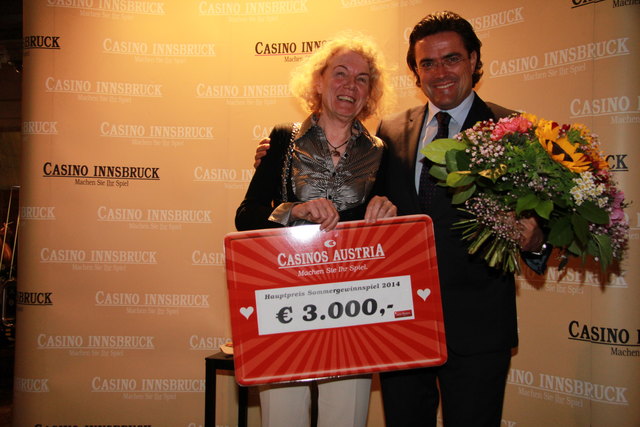 Birgit S. übernimmt den 3000-Euro-Scheck von Casinodirektor Hannes Huter. | Foto: Foto: Casinos Austria