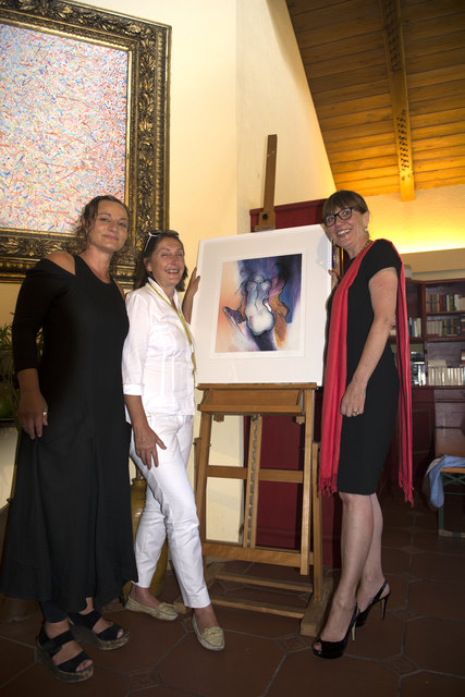 Die "Drei Frauen" sind sehr gefragt: LR Dr. Christine Baur, Gabi Plattner (li., Tiroler Frauenhaus) und BR Anneliese Junker (r., Frauen helfen Frauen) feiern das 11. Afra-Fest bei Stecher. | Foto: E. Kiss