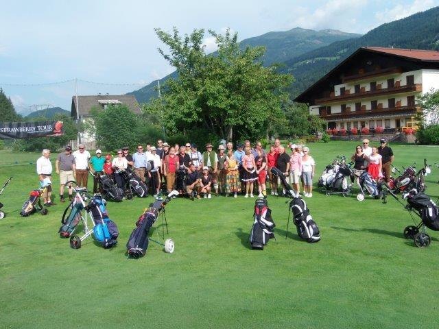 Die trachtigen Teilnehmer des Golf-Turniers | Foto: KK