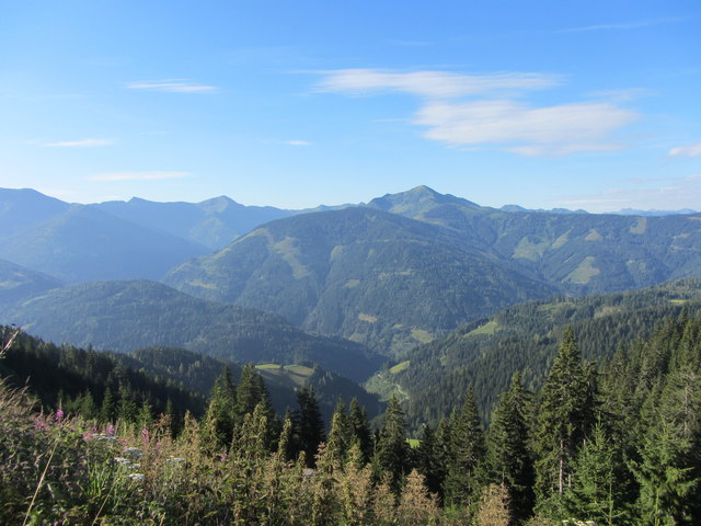Ein weitreichendes Panorama eröffnet sich beim Aufstieg.