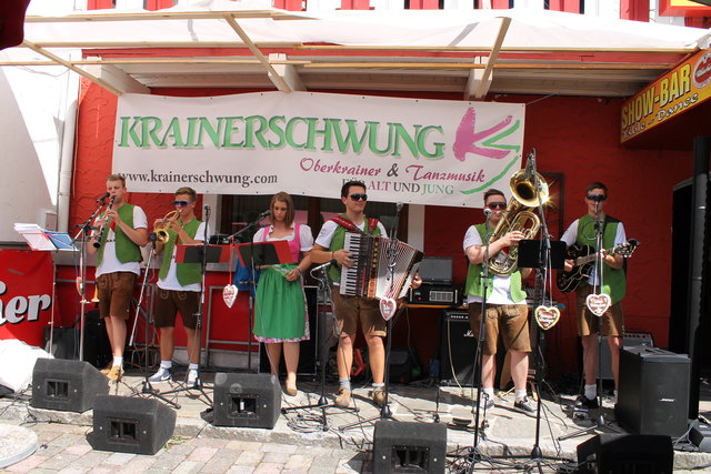 Der Krainerschwung  spielen nachmittags auf der Bühne auf, abends hinter der Bar.