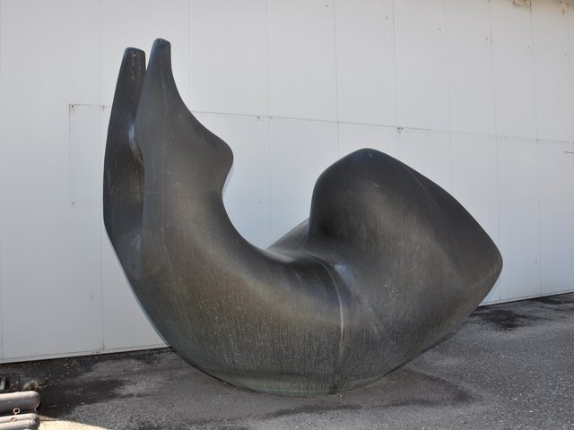 Die Bronzeskulptur „Mann und Frau ruhend“ von Albrecht C.J. Fürthner, Aschbach, "wartet" auf einen neuen Standort.