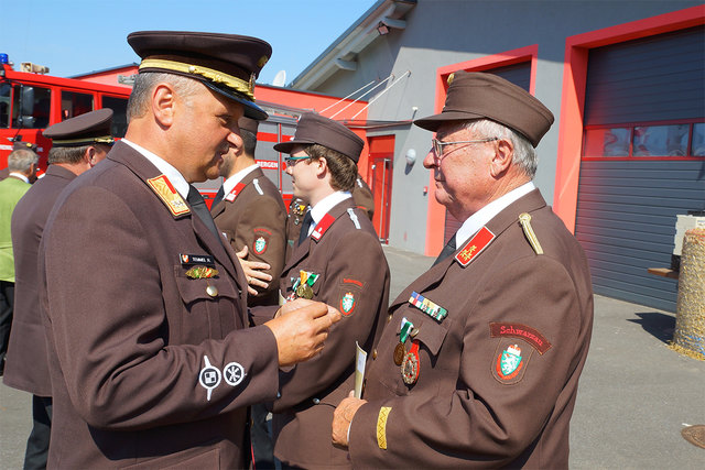 Brandrat Rudolf Temmel gratulierte Alois Putz (r.) zum Verdienstzeichen.