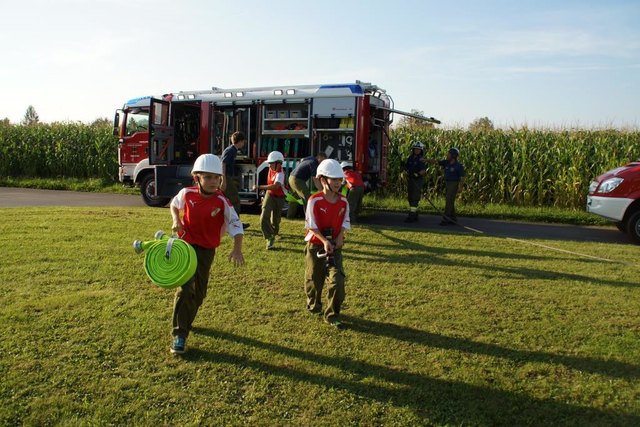 Der Feuerwehrnachwuchs beim Löschen des angenommenen Wiesenbrandes.