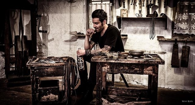 Der Arbeitsplatz als Relaxzone: Mario Seckel designt Edelsteinschmuck mit Diamantbohrer. "Da kann ich abschalten!", so der 28-Jährige. | Foto: Foto: zVg