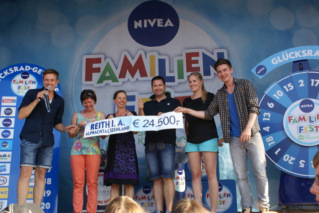 Zwei Tage voll Spaß und Action beim Nivea-Familienfest brachten dem SOS-Kinderdorf einen riesen Spendenscheck ein. | Foto: Alpbachtal Seenland
