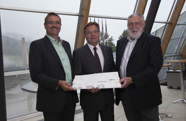 von li: Bgm Markus Bischofer, LH Günther Platter und Franz Fischler, Präsident des Europäischen Forum Alpbach, präsentieren die Pläne für die Erweiterung des Congress Centrum Alpbach