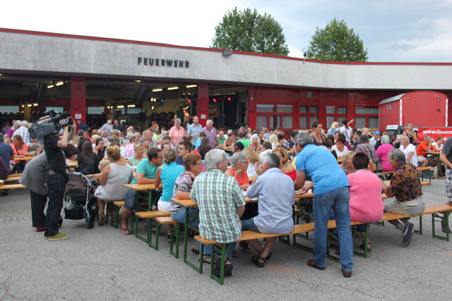 Die Bänke waren bis auf den letzten Platz gefüllt. Die Trauner kommen jedes Jahr gerne.