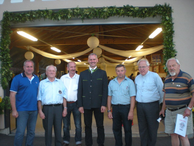 Dechant Wolfgang Koschat (2.v.r.) segnete die neue Stockschützenhalle in Wetzelsdorf bei Jagerberg.