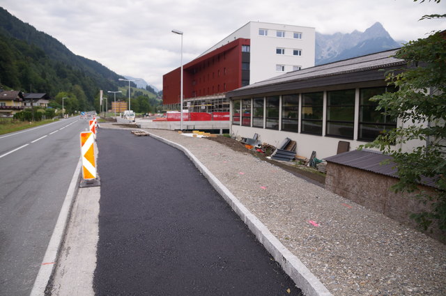Durch die neue Bus-Bucht an der Hauptstraße sparen sich die Bewohner und Einkäufer den Weg durch die Siedlung.