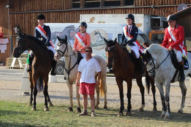 Das Siegerteam aus Pelmberg hoch zu Ross mit Trainer Josef Schwarz jun. | Foto: privat