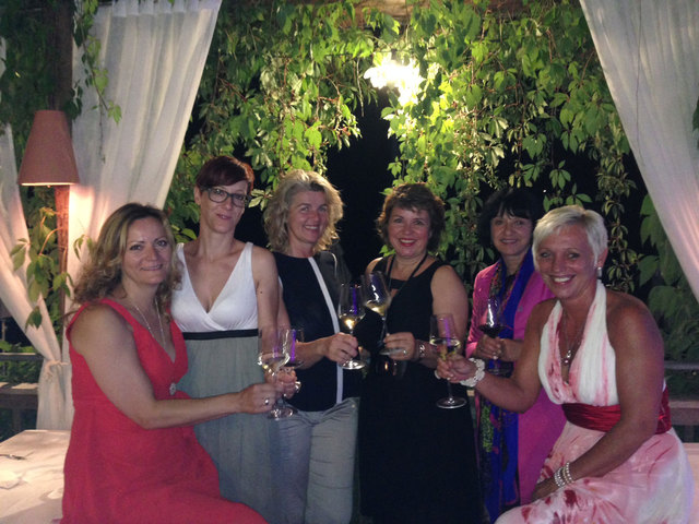In Feierstimmung: Silvia Reindl, Bettina Wagner, Elisabeth Zehethofer, Pamela Ronner, Monika Ferder, Manuela Weinrauch (v.l.).