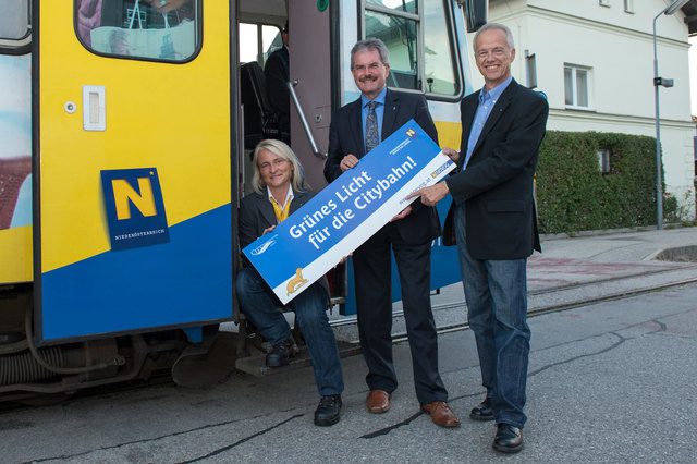 Verkehrslandesrat Karl Wilfing und NÖVOG Geschäftsführer Gerhard Stindl mit Schaffnerin Gerda Teubenbacher. (© NÖVOG / Kerschbaummayr)