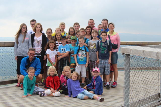 Gruppenfoto der Eidenberger Kinder mit Betreuern in hohen Lüften. | Foto: privat