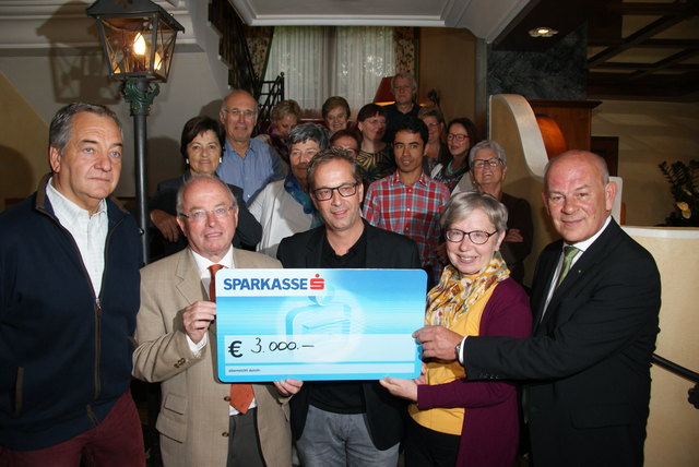 Spendenübergabe an den Martiniladen: Franz Raich (Sparkasse Imst Privatstiftung), Kassier Hans Kreuzer, Bgm. Wolfgang Jörg, Obfrau Sr. Judit Nötstaller und Martin Haßlwanter (Sparkasse Imst).