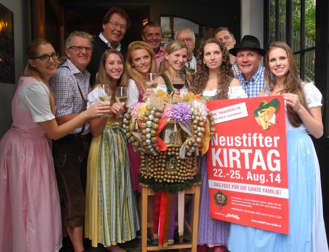 Neustifter Weinhauer: Eischer, Zeiler, Huber, Wolff mit den feschesten Hauertöchtern und natürlich dem Heurigenstadtrat Bertl Holub