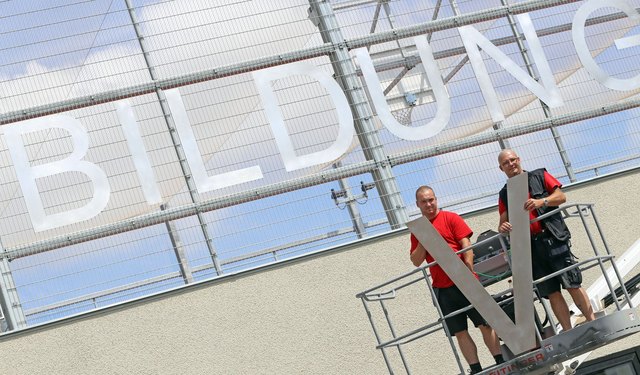 Endspurt für den Bildungscampus Hauptbahnhof. Im Herbst wird eröffnet diese Woche wurden die Buchstaben für den Schriftzug des Bildungscampus Sonnwendviertel geliefert und montiert. | Foto: Votava / PID
