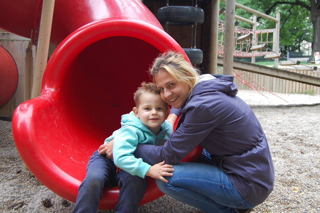 Mama Elvira und Sohn Emir genießen den Abenteuerspielplatz im Baumgartner-Casino-Park.