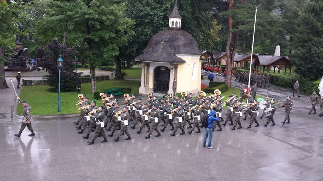 Die Militärmusikkapelle Tirol marschiert ein