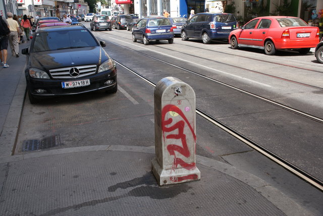 Angeschmiert: Selbst Verkehrszeichen sind nicht vor Sprayern sicher.