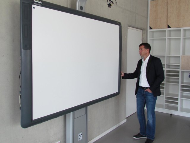Die elektronischen Whiteboards bieten höchste PC-Technik statt Kreide, Schwamm und Wasser